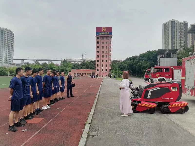 舉升搶險(xiǎn)主戰(zhàn)消防車、全地形消防滅火機(jī)器人巡展演示圓滿結(jié)束